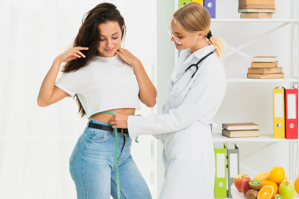 medium-shot-nutritionist-measuring-patient