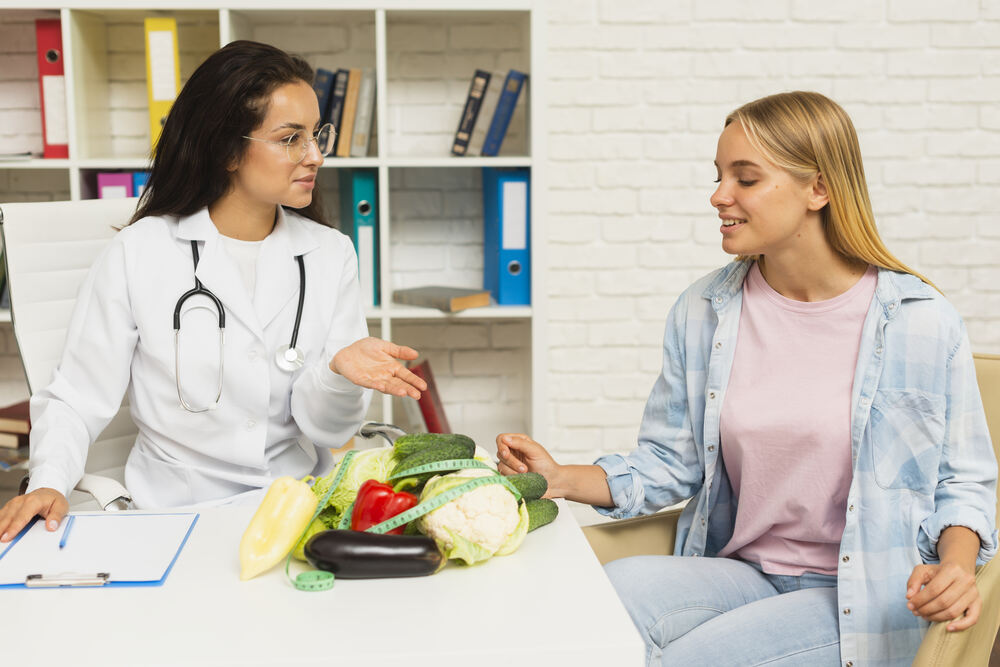 medium-shot-doctor-talking-patient-about-vegetables-1.jpg