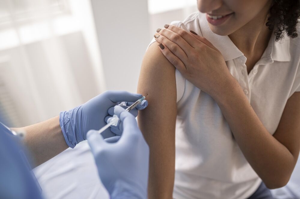 doctor-vaccinating-patient-clinic_optimized_100.jpg